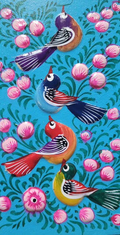 طرح گل و مرغ کاملا کار دست و نقاشی میباشد